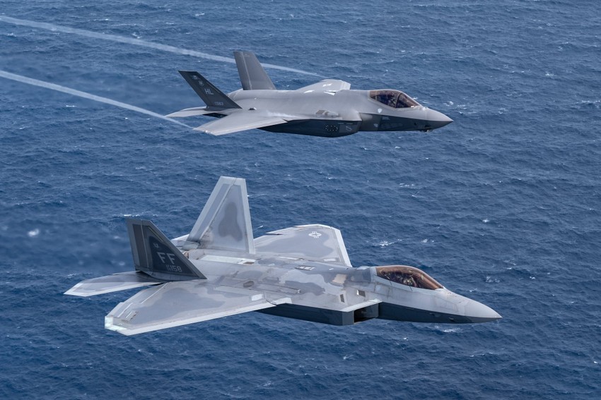 Tia Chớp' F-35 Có Đấu Lại 'Chim Ăn Thịt' F-22?